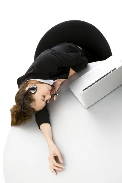 Fáradt fiatal üzletasszony, laptop, fehér háttér stúdió — Stock Fotó