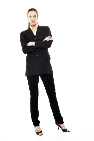 Молодая бизнесвумен, стоящая со скрещенными руками на белом фоне студии — стоковое фото