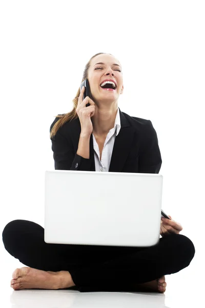Jeune femme d'affaires avec ordinateur portable sur le sol sur fond blanc studio — Photo