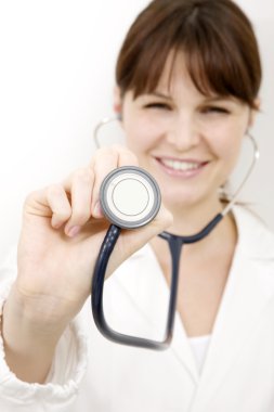 genç bir beyaz kadın doktor stetoskop ile portresi