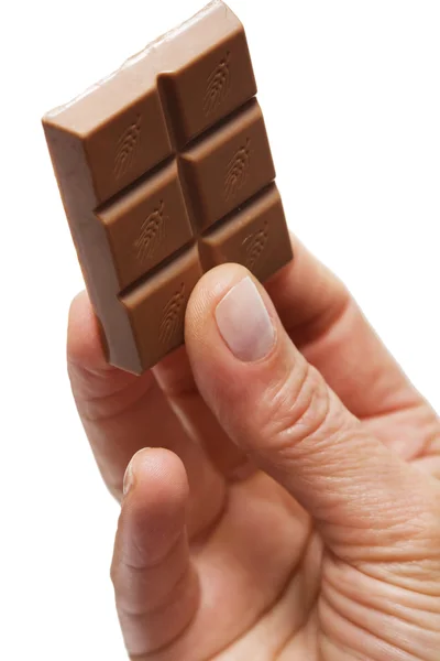 Hand som håller choklad — Stockfoto