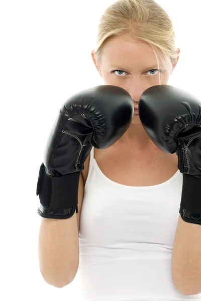 Retrato de uma jovem caucasiana que chuta boxe com luvas de boxe — Fotografia de Stock