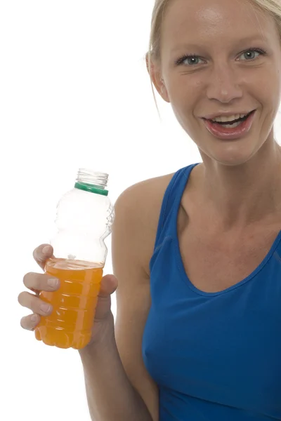 Spor mavi yelek ve içecekler giyen genç bir beyaz kadın portresi bir — Stok fotoğraf
