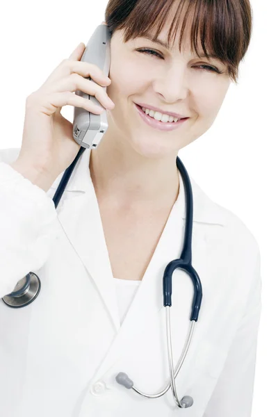 Женщина-врач по телефону со стетоскопом — стоковое фото