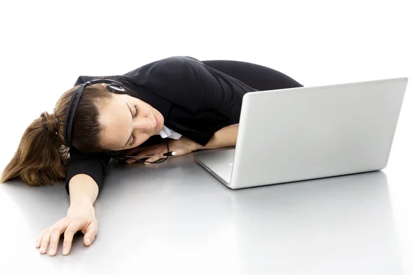 Joven empresaria cansada con portátil en estudio de fondo blanco — Foto de Stock