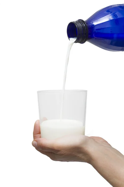 Стакан молока в руке и бутылка — стоковое фото