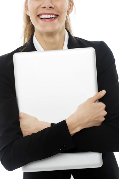 Молода бізнес-леді з ноутбуком на руках на білому фоні студії — стокове фото