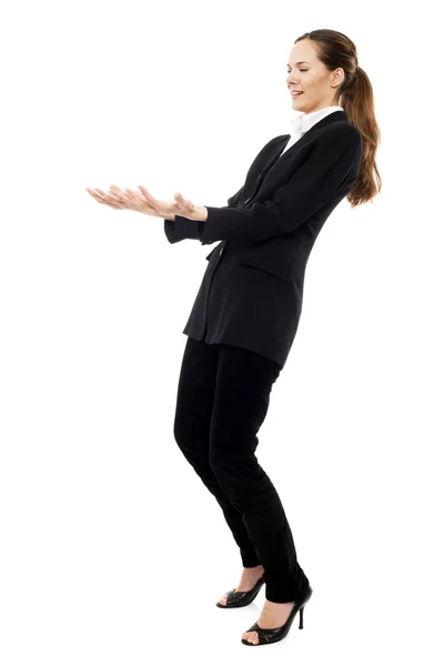 Junge Geschäftsfrau gibt vor, Gewicht auf weißem Hintergrund zu tragen — Stockfoto