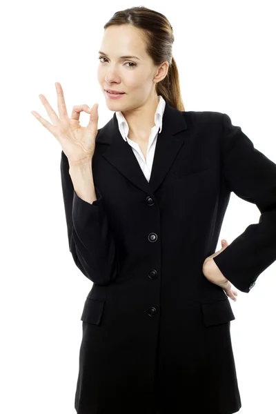 Joven mujer de negocios con su mano indicando ok en estudio de fondo blanco — Foto de Stock