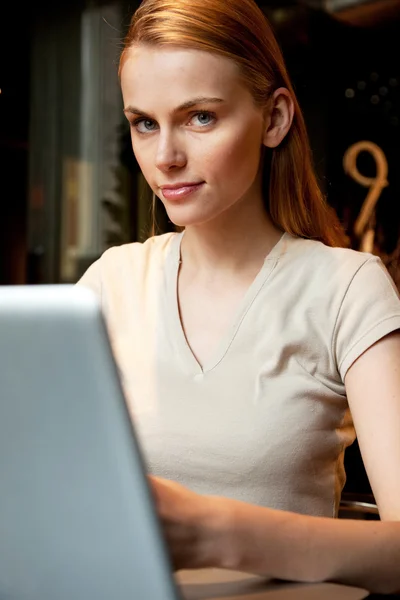 Uma jovem atraente com laptop — Fotografia de Stock