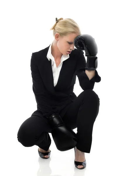 Retrato de uma jovem mulher de negócios caucasiana cansada com luvas de boxe — Fotografia de Stock