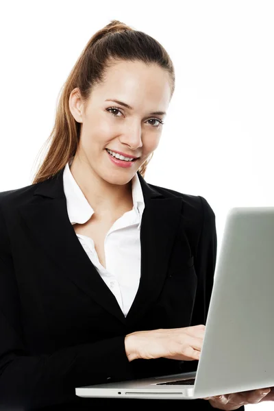 Junge Geschäftsfrau mit Laptop auf weißem Hintergrund Studio — Stockfoto