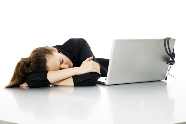Unavený mladá podnikatelka s notebookem na bílém pozadí studio — Stock fotografie