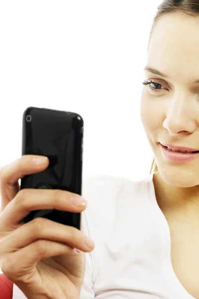 Giovane donna con smart phone su sfondo bianco studio — Foto Stock