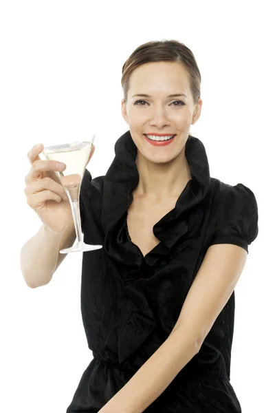Κομψό νεαρή γυναίκα πίνοντας ένα κοκτέιλ σε λευκό φόντο στούντιο — Φωτογραφία Αρχείου