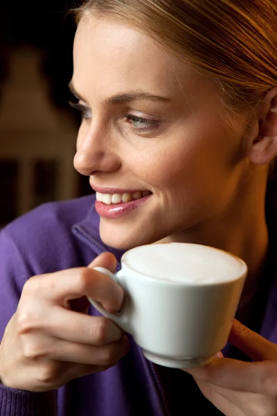 Fiatal nő iszik cappuccino — Stock Fotó