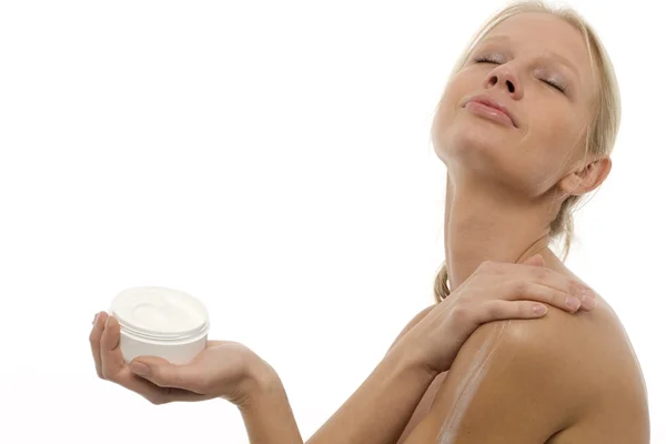 Retrato de una joven mujer caucásica aplicando loción hidratante en el cuerpo —  Fotos de Stock