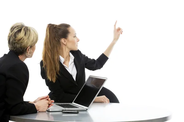 Duas Mulheres Durante Uma Reunião Negócios Com Laptop Estúdio Fundo — Fotografia de Stock