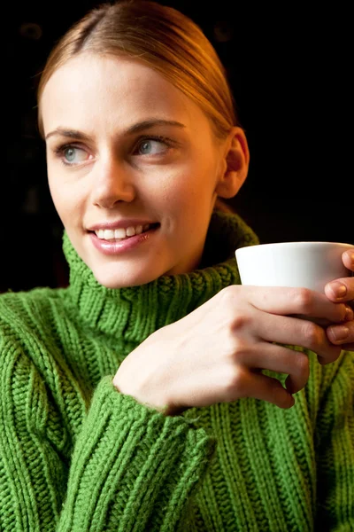 Portrett av en ung kvinne som holder en kopp cappuccino – stockfoto