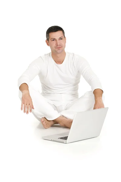 Чоловік Одягнений Біле Сидить Підлозі Ноутбуком — стокове фото