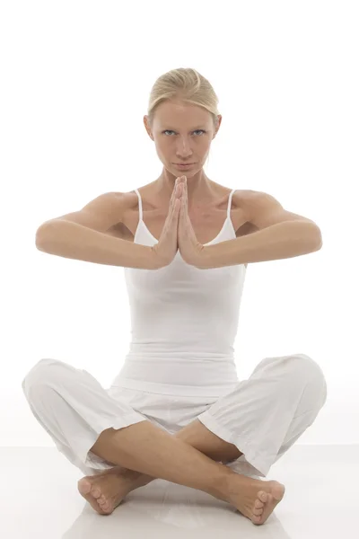 Młoda Kaukaski Kobieta Ubrana Biały Siedzi Skrzyżowanymi Nogami Robienie Yoga — Zdjęcie stockowe