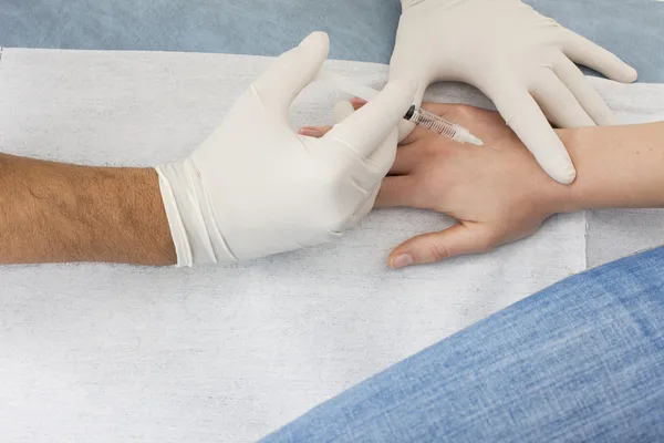 Женщина получает инъекцию от врача — стоковое фото