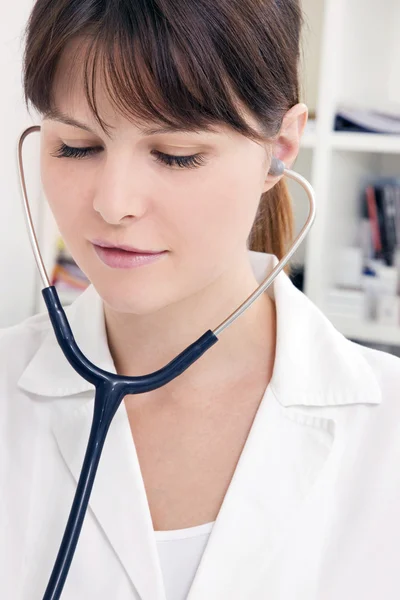 Ritratto di giovane donna caucasica medico con stetoscopio — Foto Stock