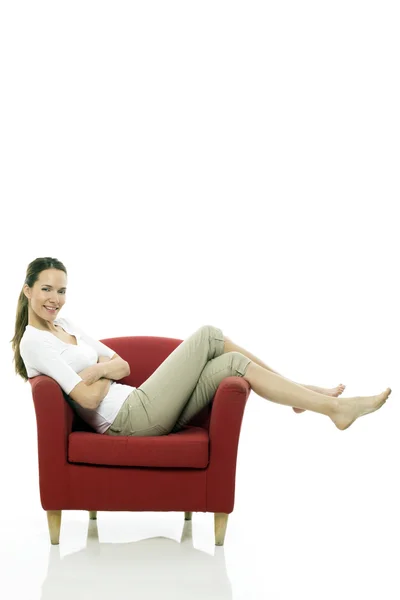 Jovem Mulher Sentada Uma Cadeira Estúdio Fundo Branco — Fotografia de Stock