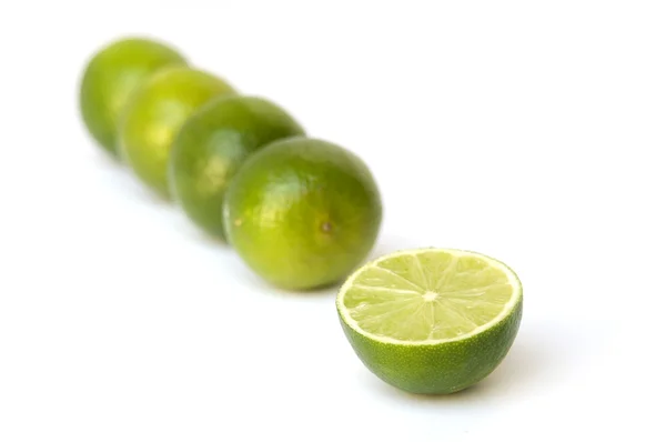 Limes calce e metà in linea isolato su sfondo bianco — Foto Stock