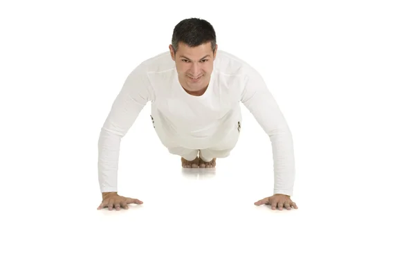 Άνδρας σε λευκό κάνει push-ups — Φωτογραφία Αρχείου