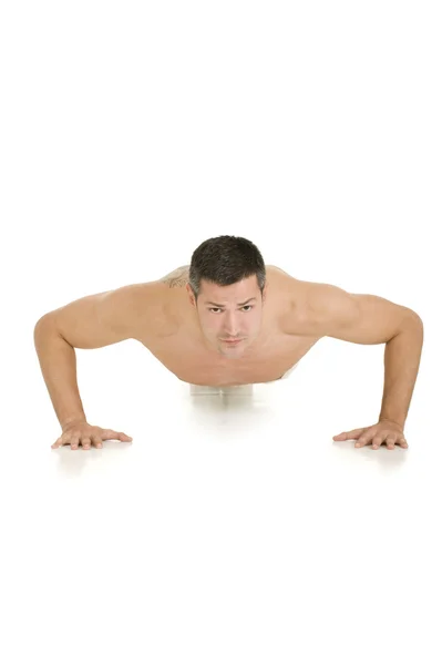 Ontbloot bovenlijf mens doet push-ups — Stockfoto