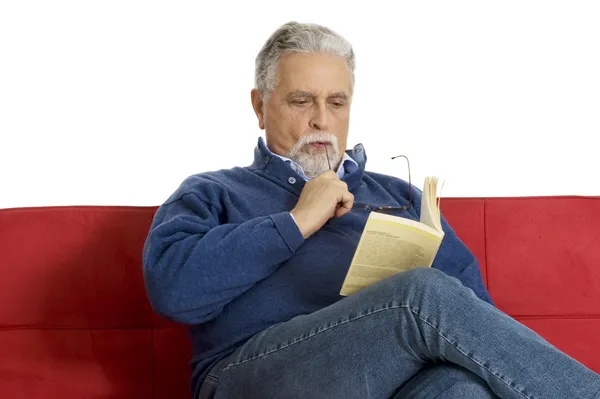 Alter Mann Auf Der Couch Liest Ein Buch — Stockfoto