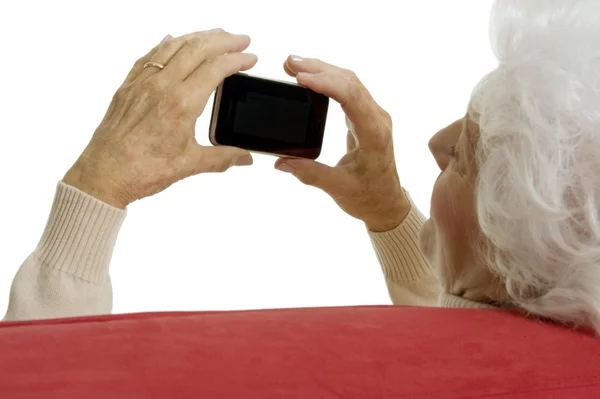 Пожилая женщина со смартфоном — стоковое фото