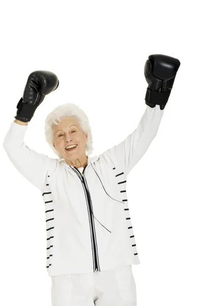 Пожилая женщина в боксёрских перчатках — стоковое фото