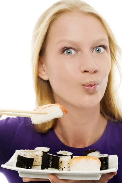 Porträtt av en ung kaukasisk kvinna äta sushi — Stockfoto