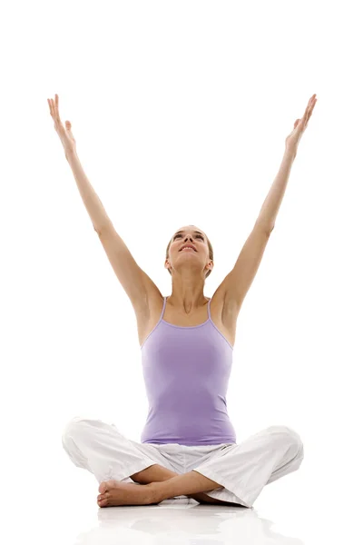 Ung kvinna utövar yoga på vit bakgrund studio — Stockfoto
