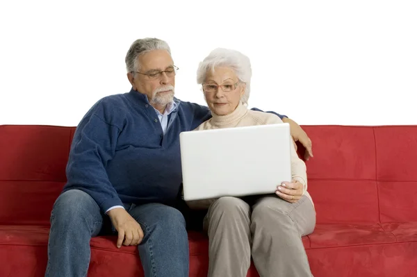 Älteres Paar auf dem Sofa mit Laptop — Stockfoto