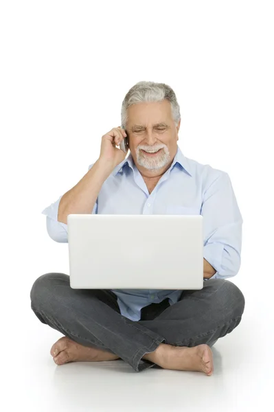 Ηλικιωμένος Άνδρας Χρησιμοποιώντας Φορητό Υπολογιστή — Φωτογραφία Αρχείου