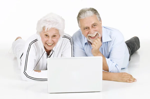 老年夫妇使用的便携式计算机 — 图库照片