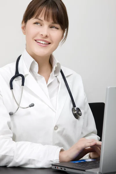 Ritratto Una Giovane Donna Caucasica Medico Con Laptop — Foto Stock