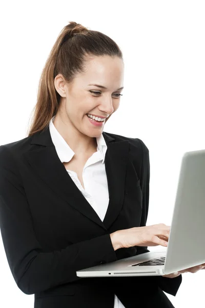 Jonge zakenvrouw met laptop op witte achtergrond studio — Stockfoto