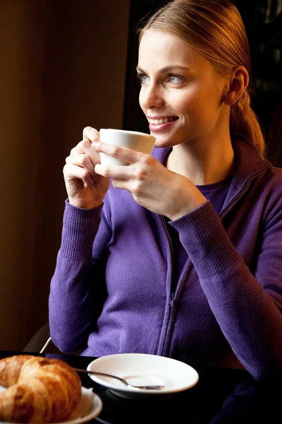 Jonge Vrouw Drinken Cappuccino Bij Het Ontbijt — Stockfoto