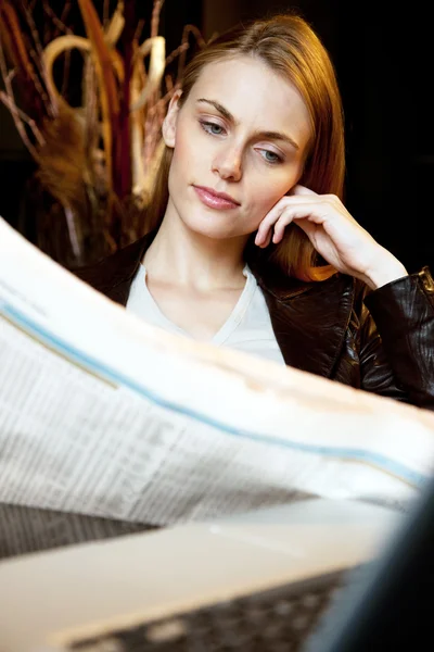 Portrait Attractive Young Woman Who Reading Newspaper — Stock Photo, Image