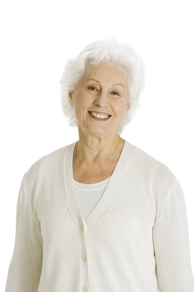 Пожилая женщина улыбается
