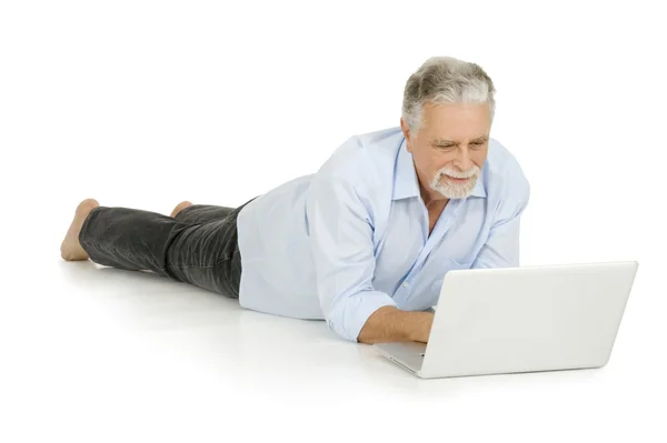 Homem idoso usando laptop — Fotografia de Stock