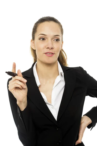 Молода бізнес-леді тримає маркувальну ручку на білому фоні студії — стокове фото
