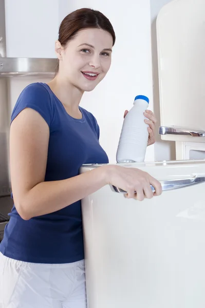 Kvinna Med Flaska Mjölk Från Kylen — Stockfoto
