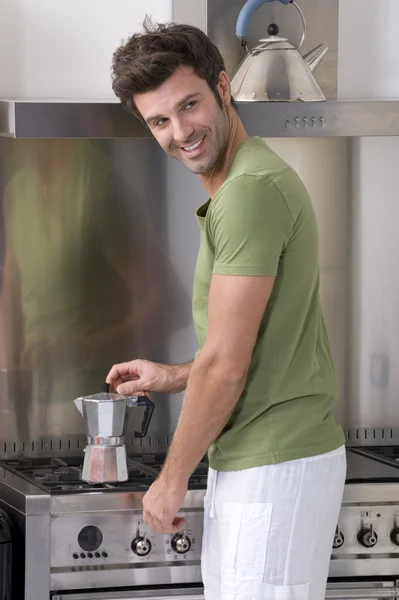 Mann Der Küche Bereitet Kaffee — Stockfoto