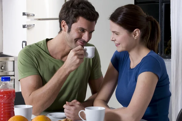 キッチンで朝食を持っているカップル — ストック写真
