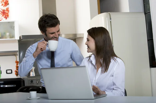 Paar Trinkt Kaffee Bevor Zur Arbeit Geht — Stockfoto